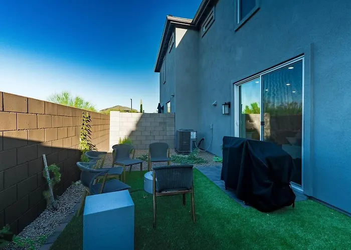 Oasis With Private Yard, Pool And Firepit